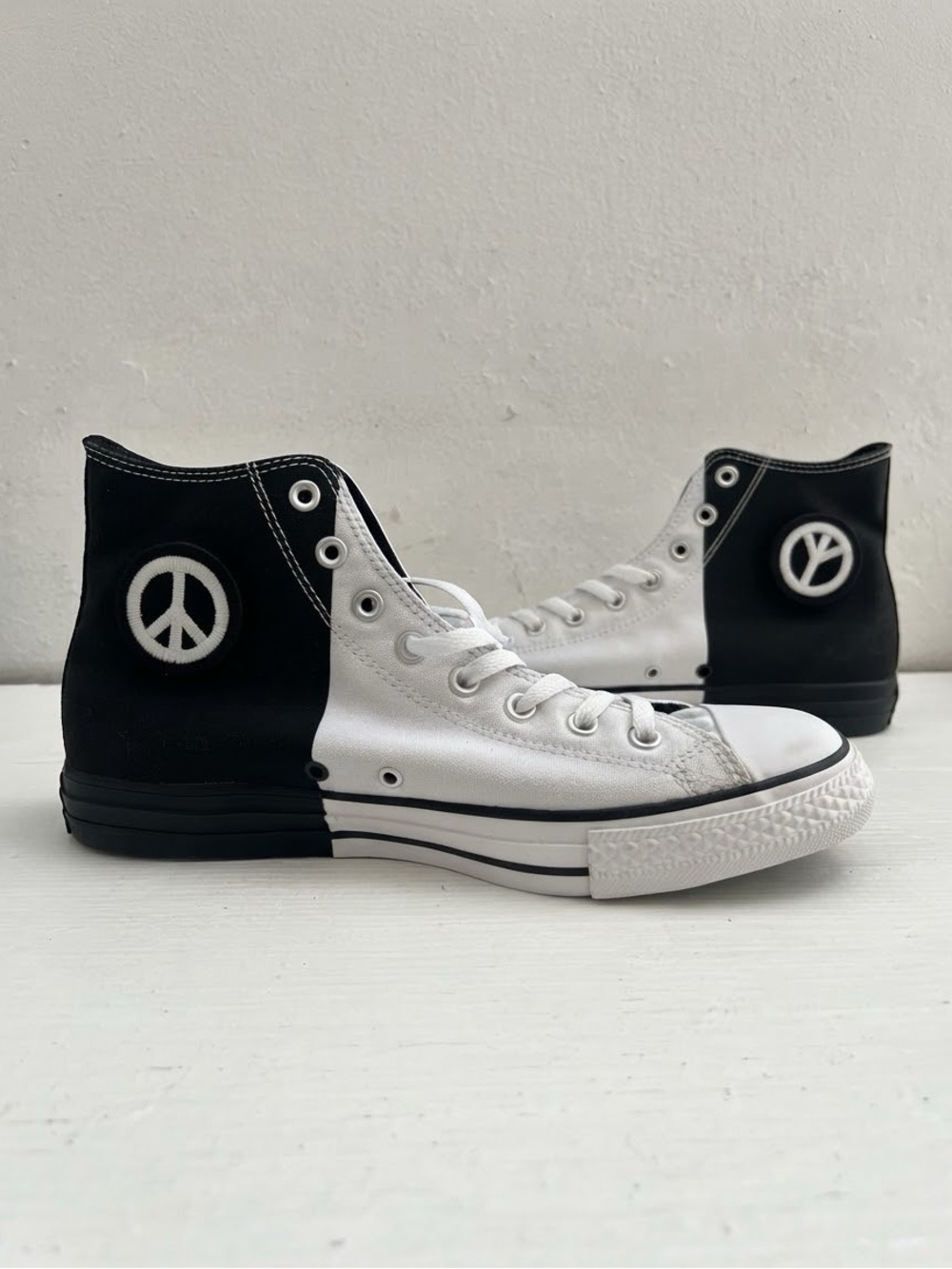 Black and White Converse Size 10.5 for Men